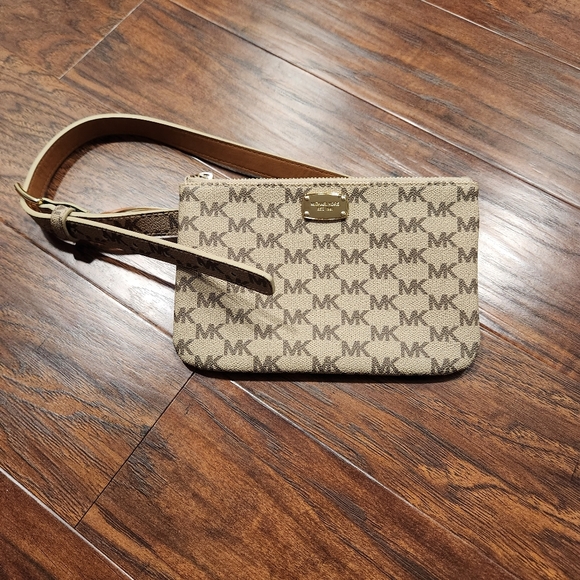 Michael Kors belt bag - Picture 8 of 9